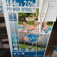 Piscina grande nuovissima ancora nello scatolone