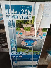 Piscina grande nuovissima ancora nello scatolone