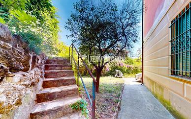 LUMINOSO TRILOCALE CON GIARDINO PRIVATO E CANTINA