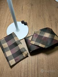 Cravatta, gemelli e pochette mai indossati