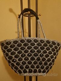 Borsa nera elegante e capiente in rafia