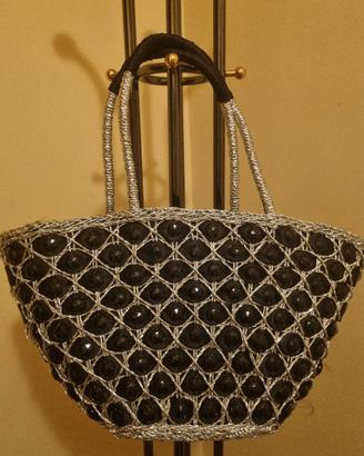 Borsa nera elegante e capiente in rafia