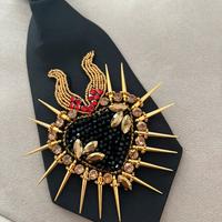 Cravatta con il cuore barocco decorato