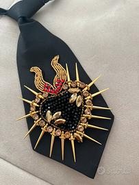 Cravatta con il cuore barocco decorato