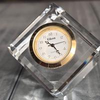 Orologio da scrivania Eikon in blocco di cristallo