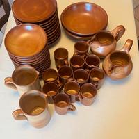 Servizio piatti e bicchieri in terra cotta