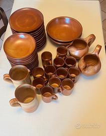 Servizio piatti e bicchieri in terra cotta