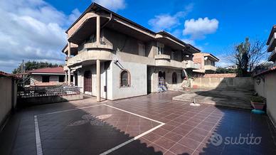 Villetta indipendente su tre livelli con terrazzo