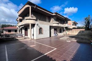 Villetta indipendente su tre livelli con terrazzo