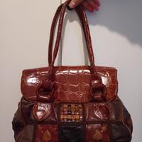 Borsa da donna in pelle con un design patchwork