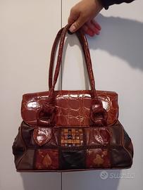 Borsa da donna in pelle con un design patchwork