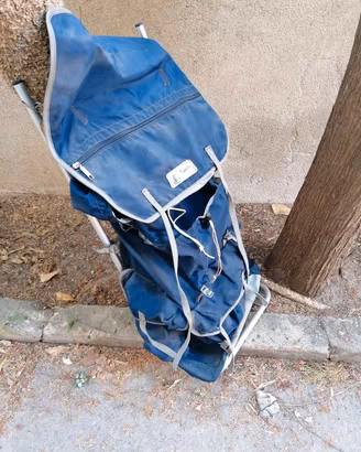Zaino da trekking con struttura metallica leggera,