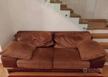 Divano in pelle marrone testa di moro