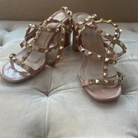 Sandali simil rockstud rosa con borchie dorate