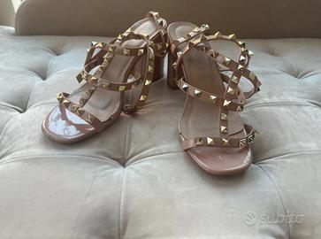 Sandali simil rockstud rosa con borchie dorate