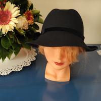 Cappello in feltro nero.