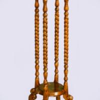 Alzatina con gambe a torciglione in legno di mogan