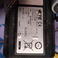 CARICABATTERIA DI SERIE AUTO E FURGUNI ELETTRICO