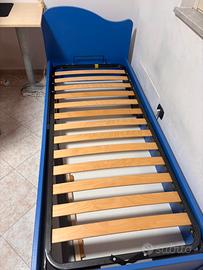 Letto singolo blu con cassettone