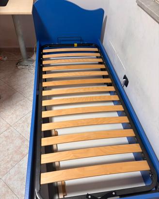 Letto singolo blu con cassettone