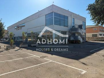 300mq locale plurivetrine, parcheggi ingresso Cagl