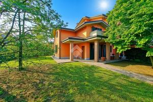 VILLA A SCHIERA A CASSANO D'ADDA