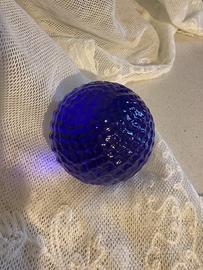 Fermacarte vintage in vetro blu