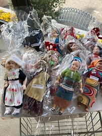 Bamboline con costumi tipici del mondo