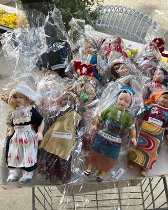 Bamboline con costumi tipici del mondo