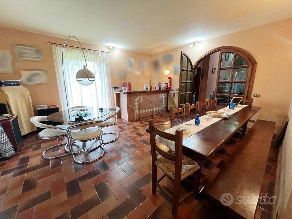 Rustico / Casale di 300 m² con più di 5 locali e p - Altro