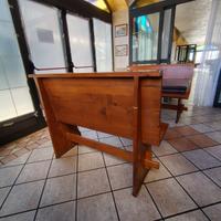 Tavola con panche , sedie