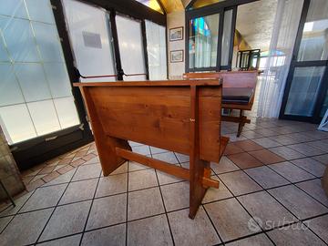 Tavola con panche , sedie