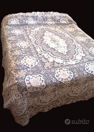 Copriletto vintage in lino e pizzo tipo Burano