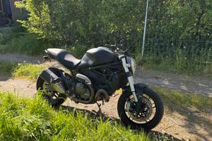 Ducati Monster 821 – 16.000 km, nero opaco