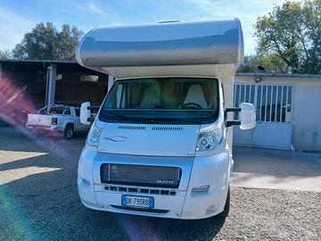 camper mansardato con letti a castello e garage a 
