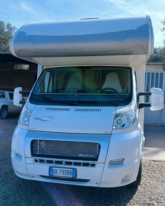 camper mansardato con letti a castello e garage a 