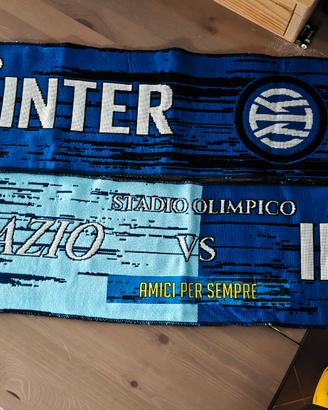 Due sciarpe Inter v Lazio finale 2026