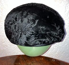 Cappello da donna nero tipo basco in astrakan