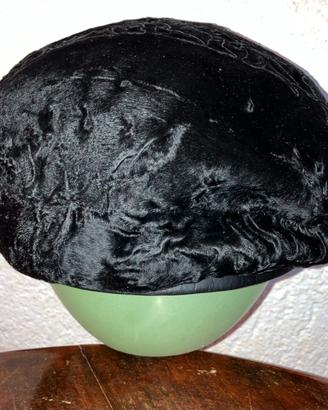 Cappello da donna nero tipo basco in astrakan