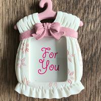 Bomboniera portafoto forma abitino rosa.