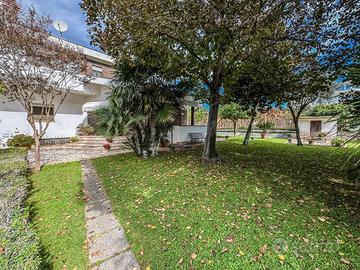 Villa di 326 m² con più di 5 locali a Roma