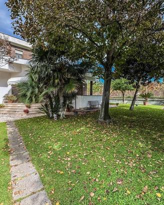 Villa di 326 m² con più di 5 locali a Roma