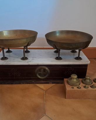 Bilancia antica marmo e ottone con pesi d'epoca