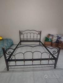Struttura letto matrimoniale in ferro battuto