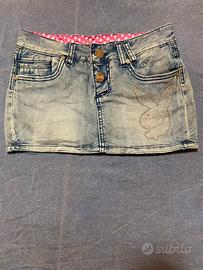 Minigonna di jeans della Playmate