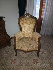 Coppia di Poltrone Classiche in Stile Luigi XV

