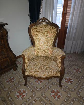 Coppia di Poltrone Classiche in Stile Luigi XV

