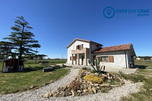 Villa singola con ampio parco e garage