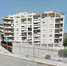 Via degli Astronauti, garage
