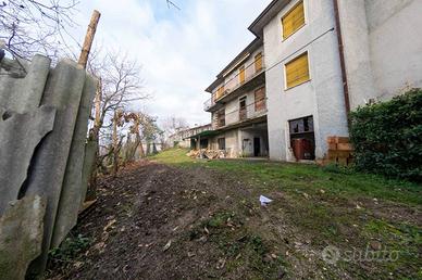 Rustico / Casale di 350 m² con più di 5 locali e b